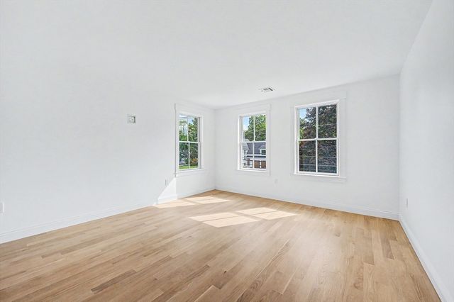 27 Ash St, Hopkinton, MA 01748