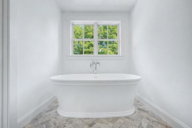 27 Ash St, Hopkinton, MA 01748