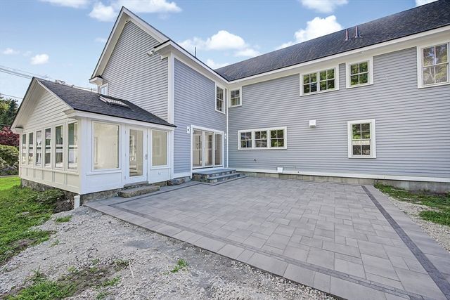 27 Ash St, Hopkinton, MA 01748