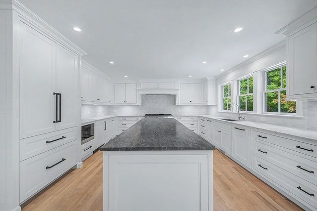 27 Ash St, Hopkinton, MA 01748