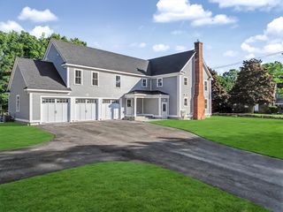 27 Ash St, Hopkinton, MA 01748