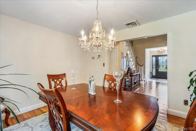 4 High Court, Bayville, NY 11709