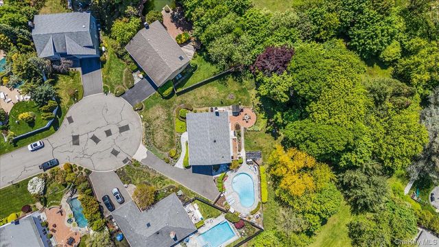 4 High Court, Bayville, NY 11709