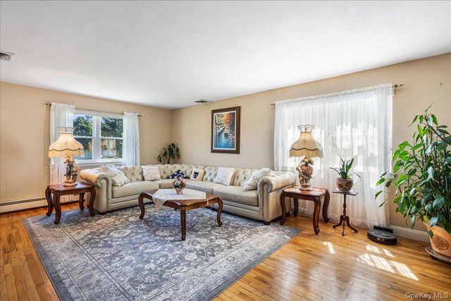 4 High Court, Bayville, NY 11709