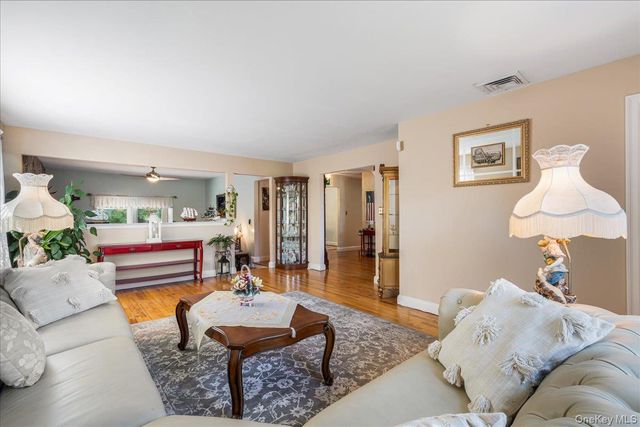 4 High Court, Bayville, NY 11709