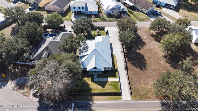 802 Old Spanish Trail, Bay Saint Louis, MS 39520