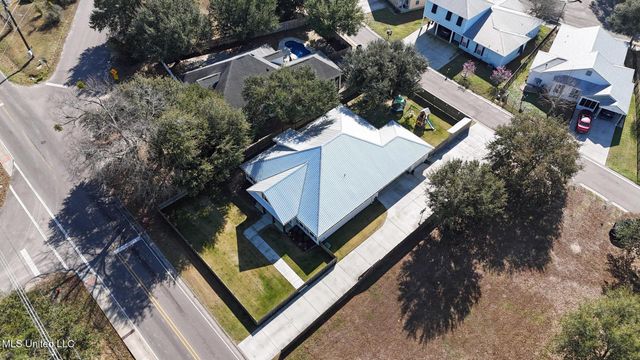 802 Old Spanish Trail, Bay Saint Louis, MS 39520