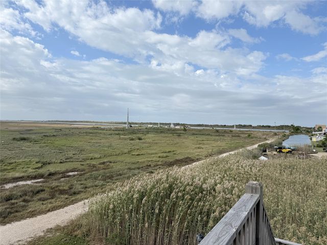 1217 N Monkhouse Drive, Crystal Beach, TX 77650