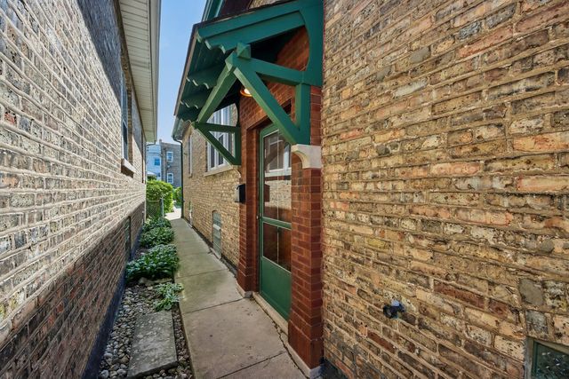 4033 W Wellington Avenue, Chicago, IL 60641