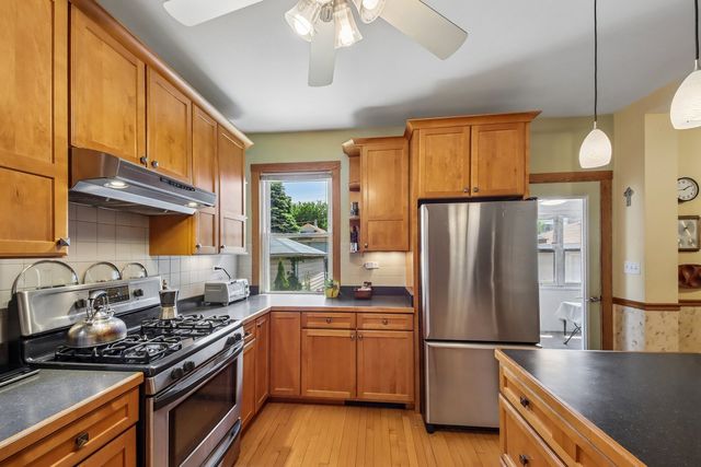 4033 W Wellington Avenue, Chicago, IL 60641