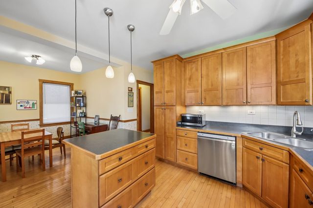 4033 W Wellington Avenue, Chicago, IL 60641
