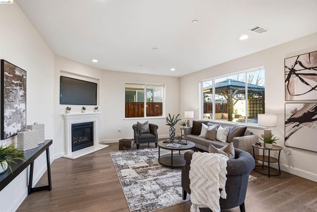 2525 Modena Dr, Pittsburg, CA 94565