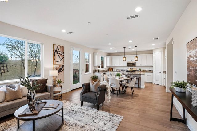 2525 Modena Dr, Pittsburg, CA 94565