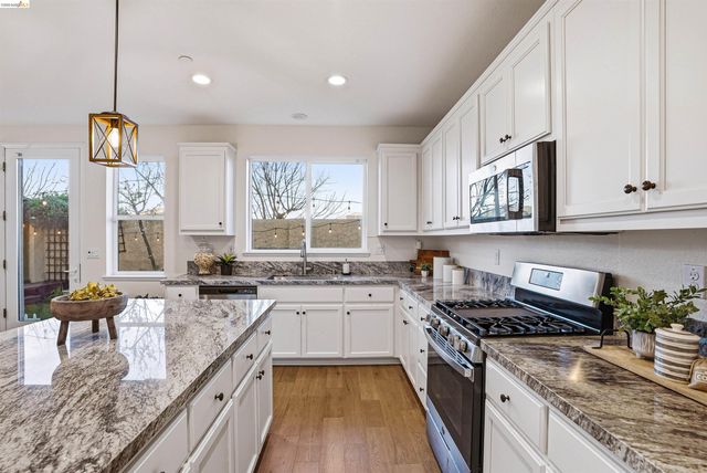 2525 Modena Dr, Pittsburg, CA 94565