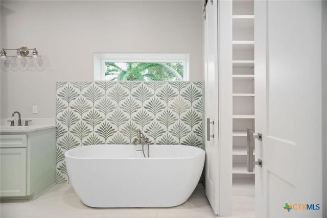 2062 W Harrison Avenue, Port O'connor, TX 77982