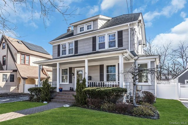 86 Taft Avenue, Lynbrook, NY 11563