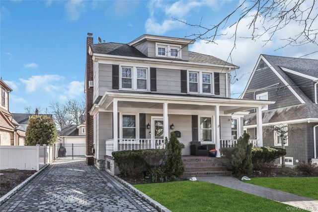 86 Taft Avenue, Lynbrook, NY 11563