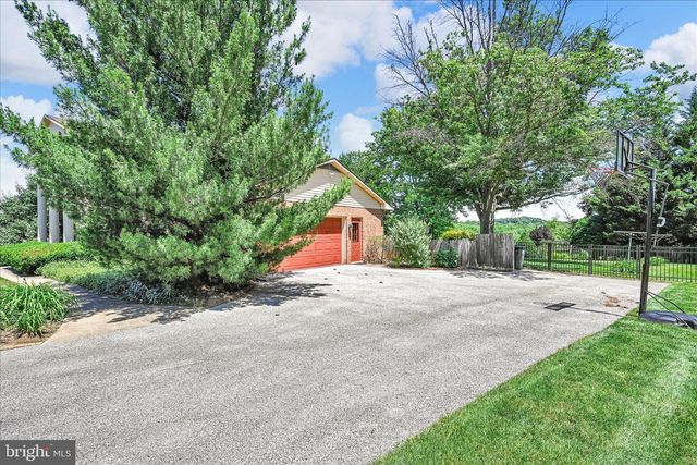 3711 CAYUGA LN, York, PA 17402