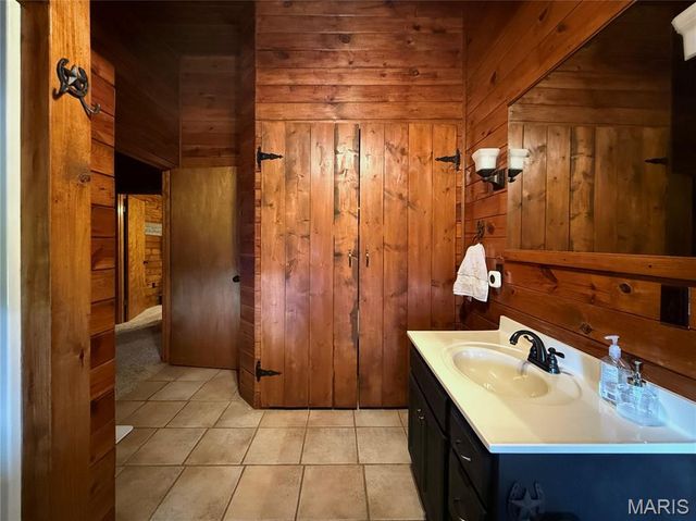 21924 Trogden Rd, Farmington, MO 63640