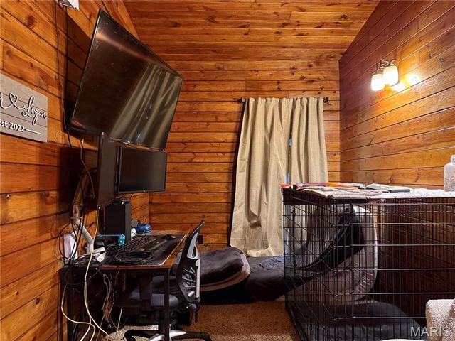 21924 Trogden Rd, Farmington, MO 63640