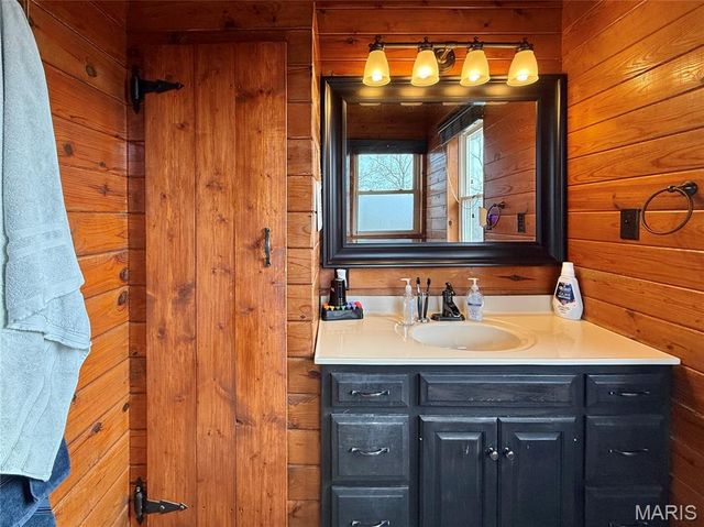 21924 Trogden Rd, Farmington, MO 63640