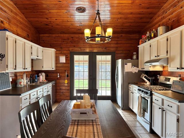 21924 Trogden Rd, Farmington, MO 63640