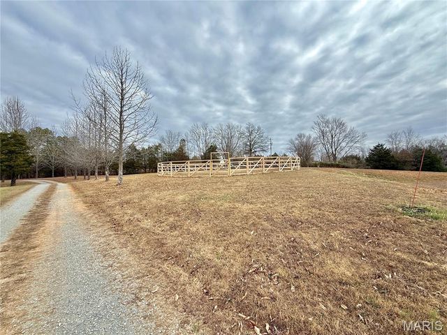 21924 Trogden Rd, Farmington, MO 63640