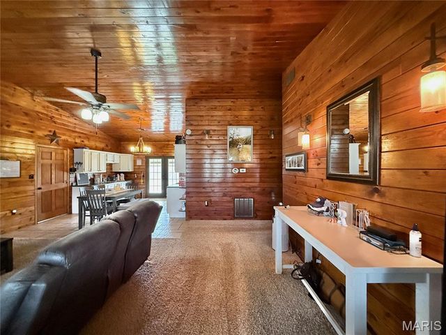 21924 Trogden Rd, Farmington, MO 63640