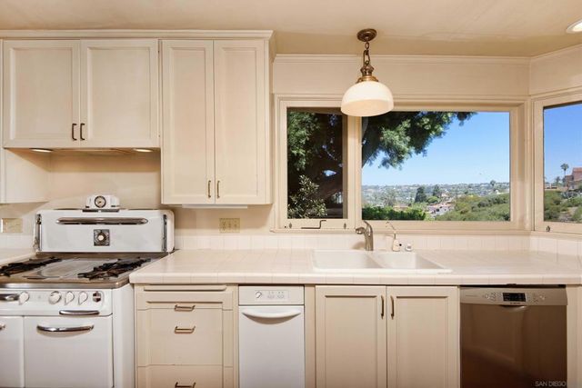 7755 Ludington Place, La Jolla, CA 92037