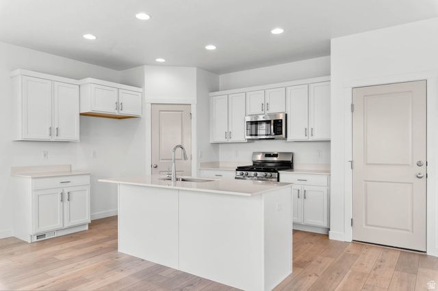 8204 W SENTINAL PEAK DR, Magna, UT 84044