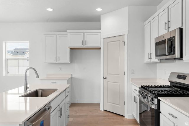 8204 W SENTINAL PEAK DR, Magna, UT 84044
