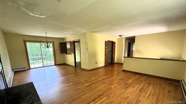 296 Greeves Road, New Hampton, NY 10958