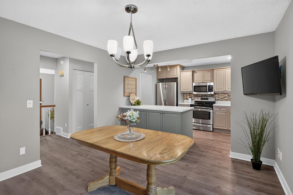 10251 Berkshire Road, Bloomington, MN 55437 — photo 4