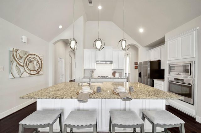 15 S Lochwood Way, Tomball, TX 77375