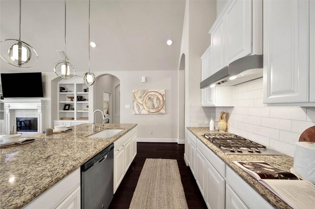 15 S Lochwood Way, Tomball, TX 77375