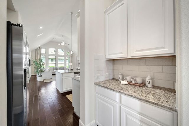 15 S Lochwood Way, Tomball, TX 77375