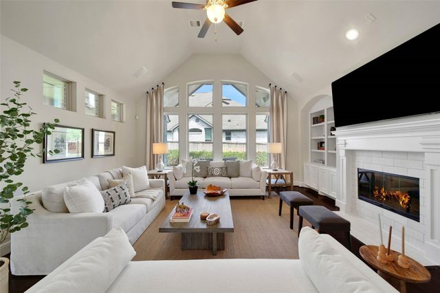 15 S Lochwood Way, Tomball, TX 77375