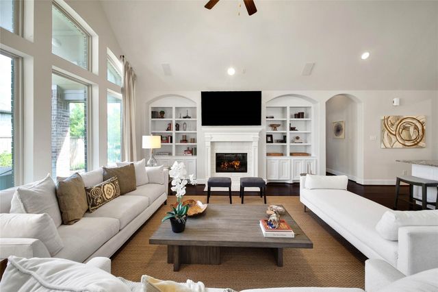 15 S Lochwood Way, Tomball, TX 77375