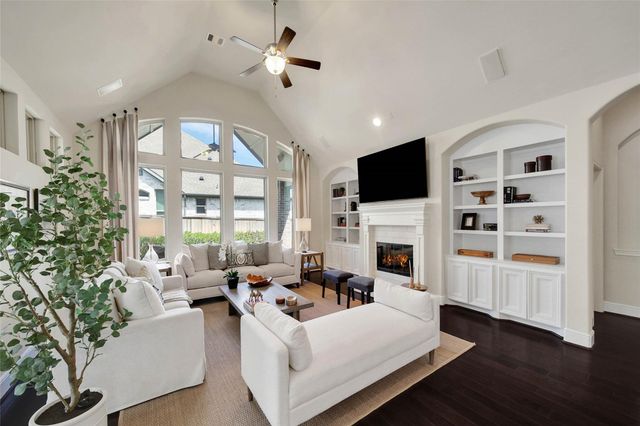 15 S Lochwood Way, Tomball, TX 77375