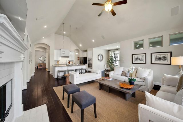 15 S Lochwood Way, Tomball, TX 77375