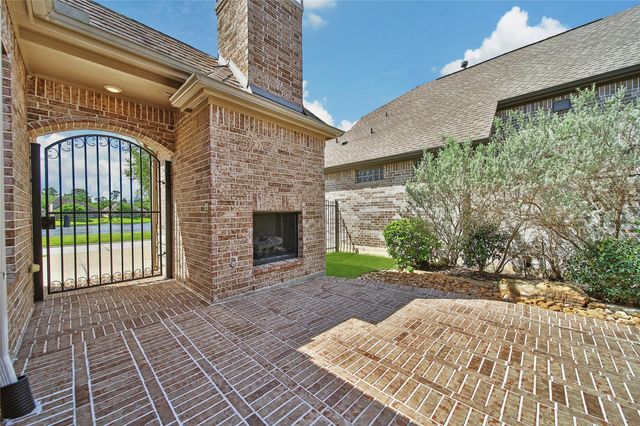 15 S Lochwood Way, Tomball, TX 77375