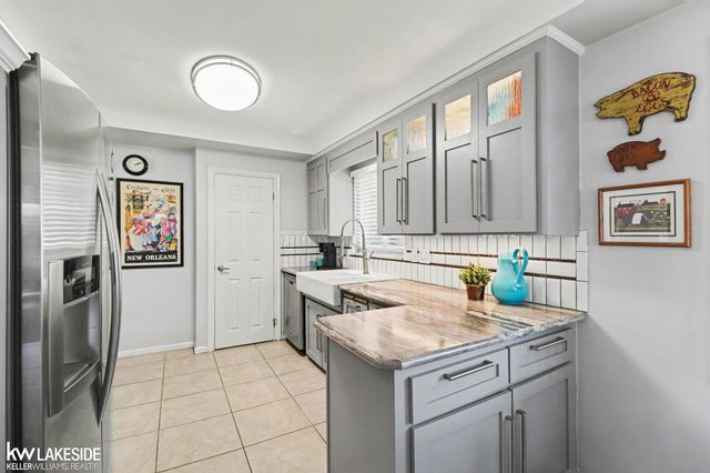 26360 Jefferson Avenue, St Clair Shores, MI 48081