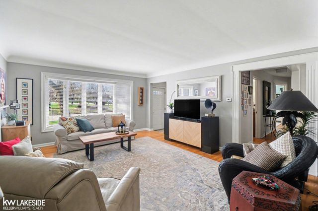 26360 Jefferson Avenue, St Clair Shores, MI 48081