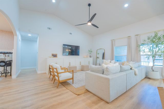 6796 W Oak Avenue, Fresno, CA 93722