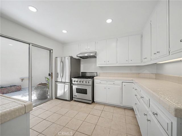 10424 Oletha, Los Angeles, CA 90077