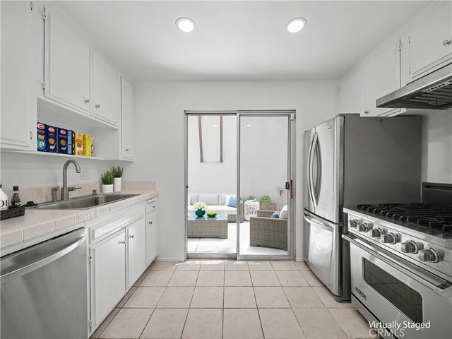 10424 Oletha, Los Angeles, CA 90077