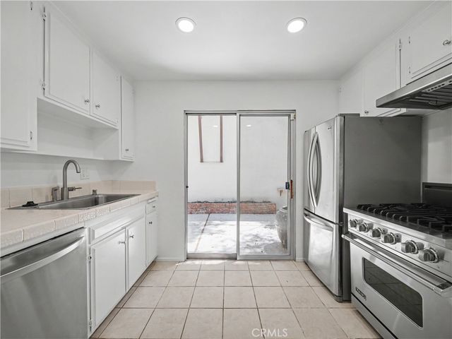 10424 Oletha, Los Angeles, CA 90077