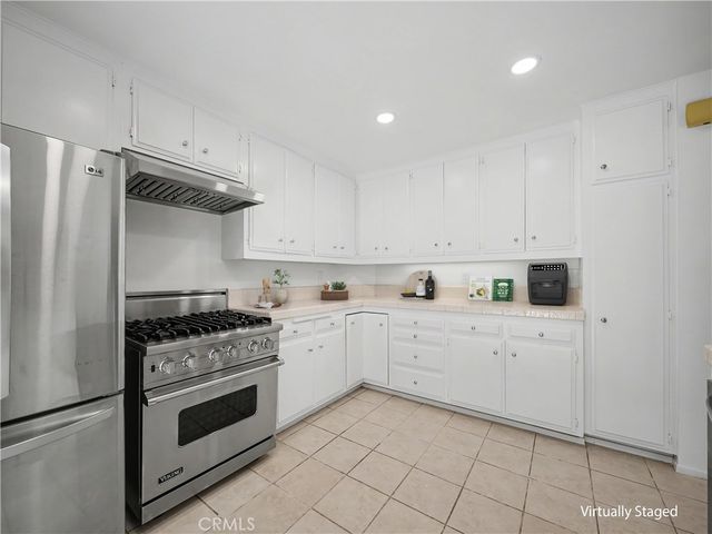 10424 Oletha, Los Angeles, CA 90077