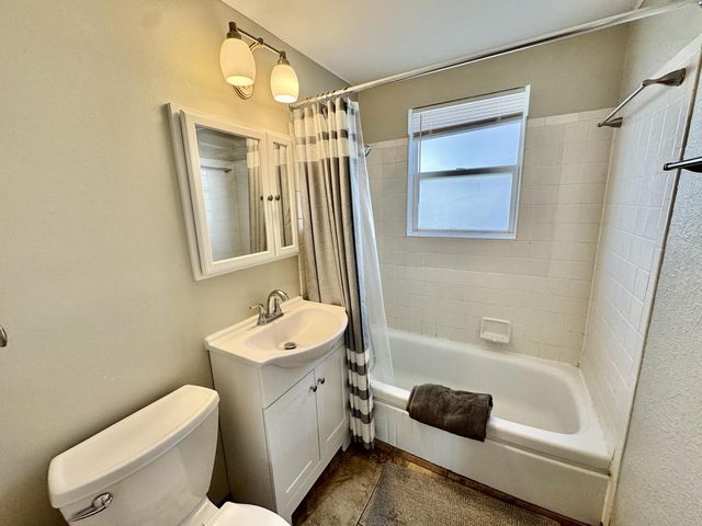 3240 N 84th STREET, Milwaukee, WI 53222