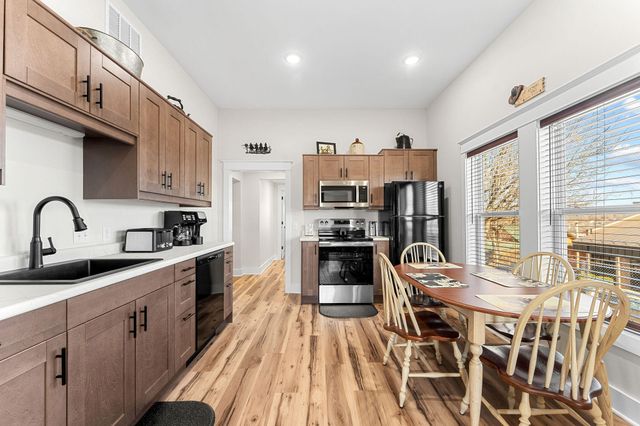 215 W College Street, Branson, MO 65616
